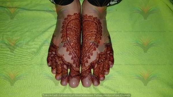 Heart shape Picture Images of Mehndi Designs foot