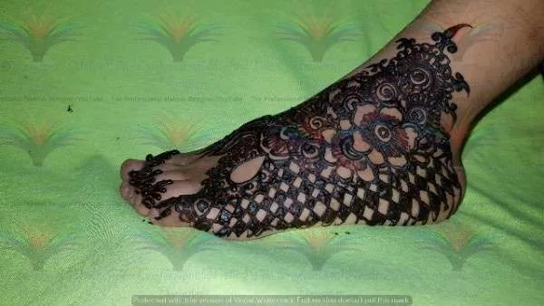 Picture Images of Mehndi Designs kids feet