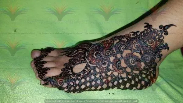 foot design of mehndi babygirl