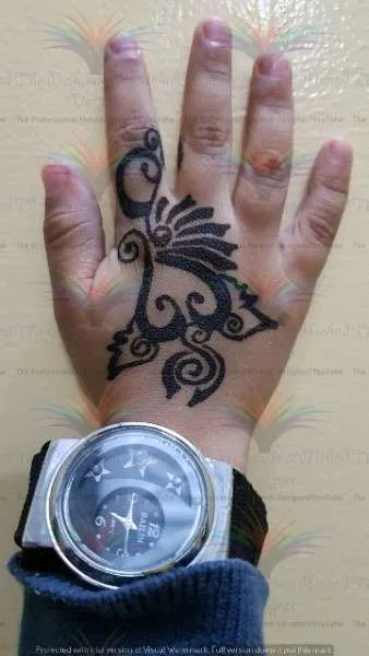 easy tattoo in mehndi cone