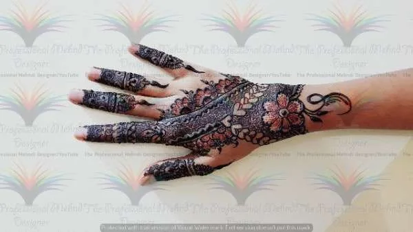 girls mehndi on backhand