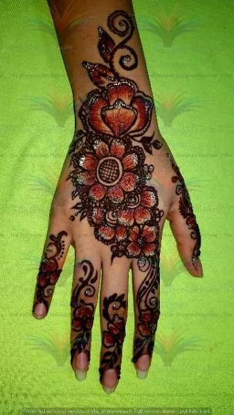 beautiful deisng of flower mehndi