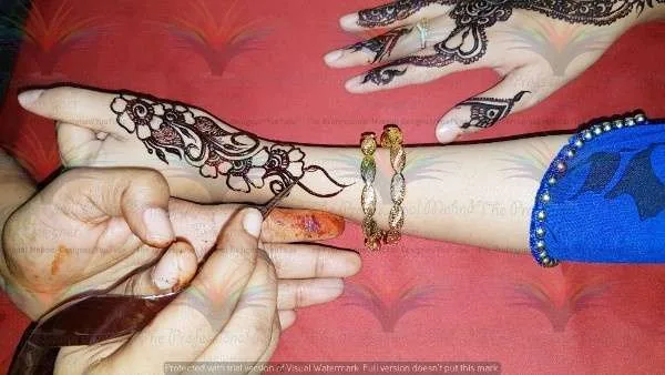 thumb style of mehndi design