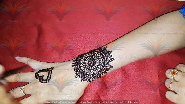 heart deisgn of mehndi