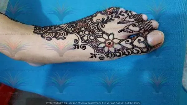 design on finger with mehndi