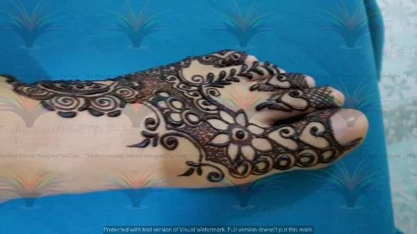 mehndi on fingers foot
