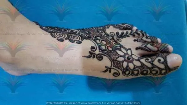 foot finger mehndi