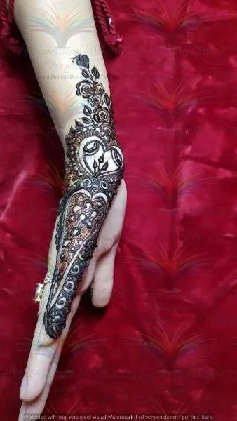 choti ungli par mehndi design