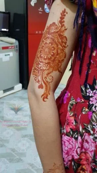 500+ Captivating Backhand Mehndi Designs: A Visual Showcase 222 a female with henna tattoo on their arm