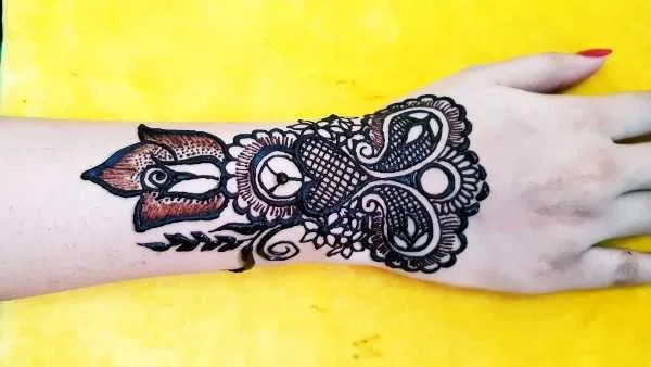 backhand mehndi 1