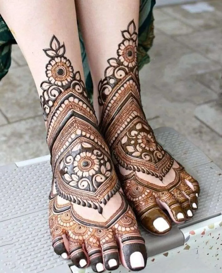 500+ Captivating Backhand Mehndi Designs: A Visual Showcase 237 Bridal fot