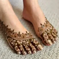 short and unique mehndi design on foot