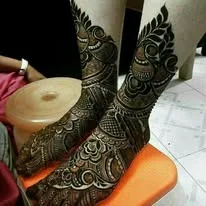 bridal placed foot on mat applying mehdi design