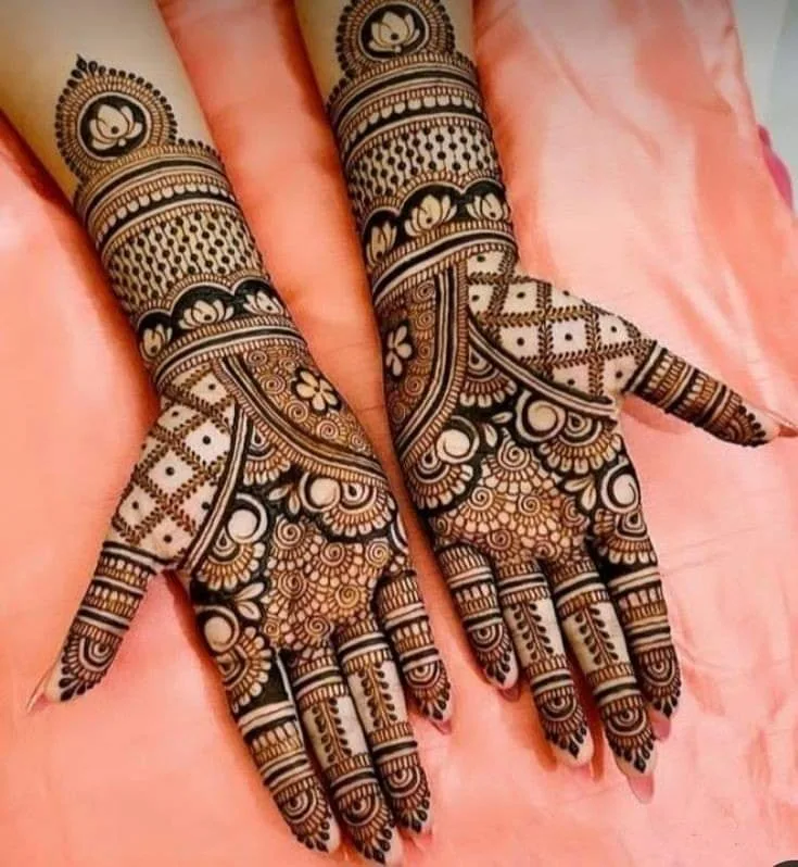 250+ Best Mehndi Designs for Hand Picture and Videos 84 both hand mehndi applied and hand wearing ping shirt