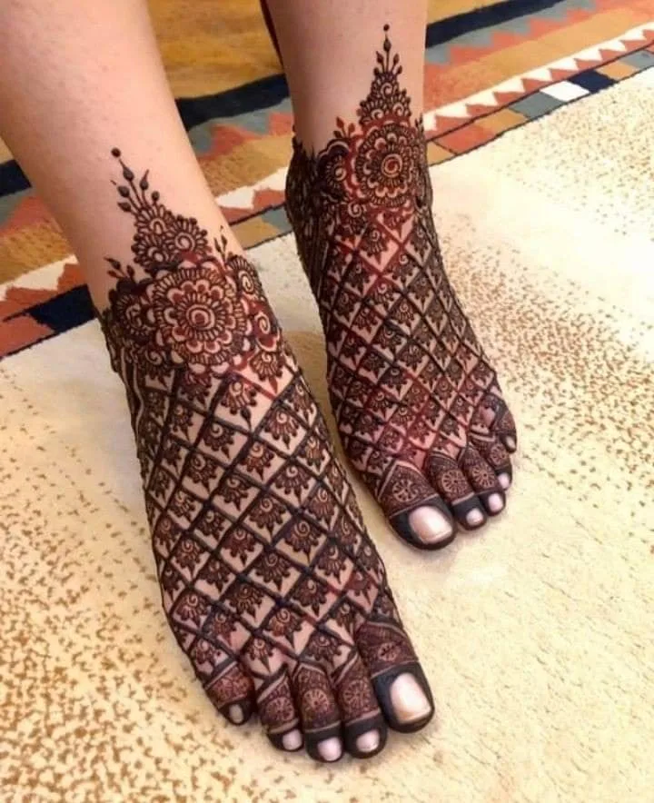 box style mehndi design on foot