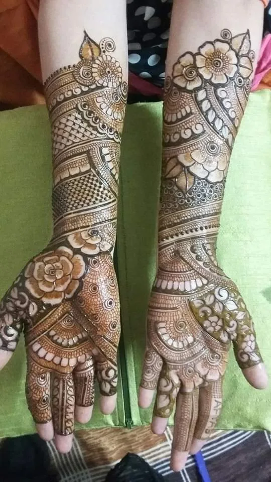 250+ Best Mehndi Designs for Hand Picture and Videos 47 girl showing both hand applied mehndi on front hand side