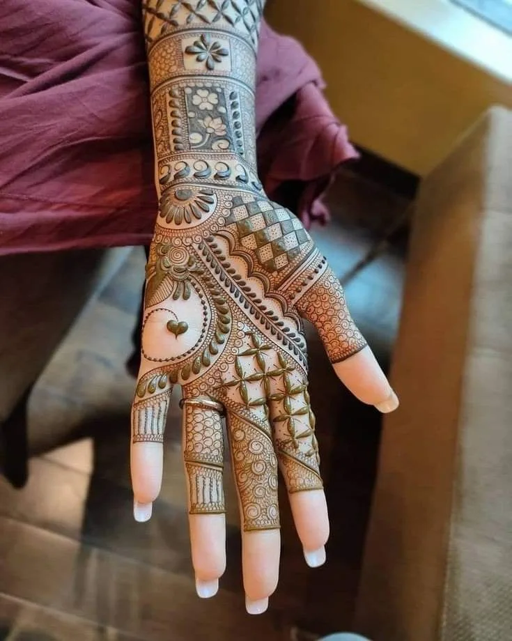 250+ Best Mehndi Designs for Hand Picture and Videos 46 girl showing hand applied mehndi on palm