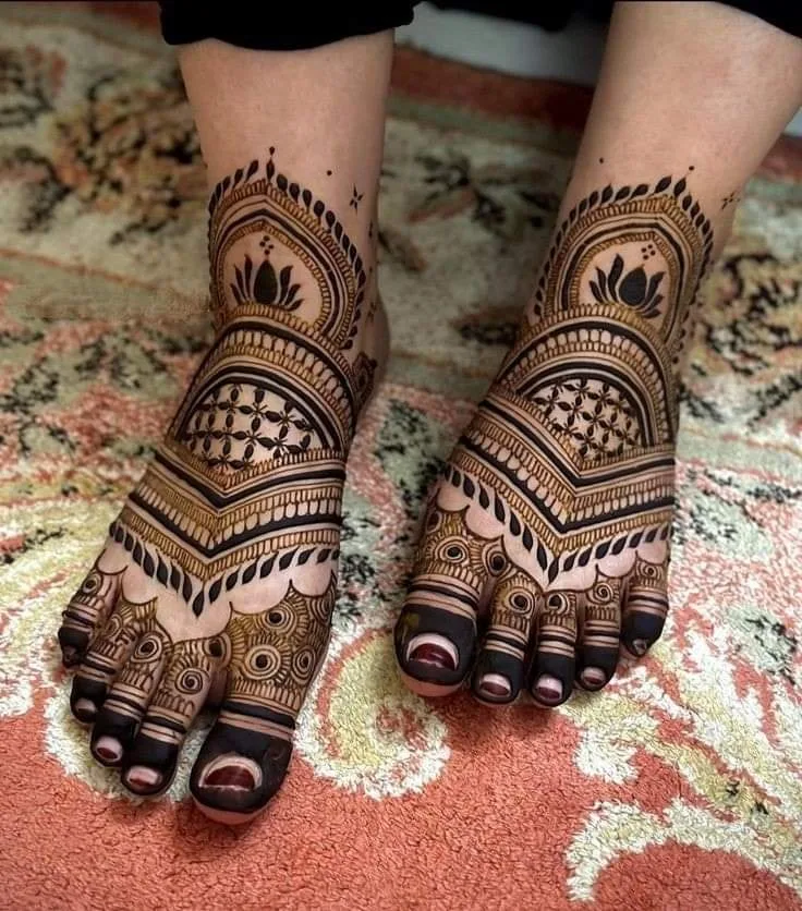 mehndi design on foot and finger