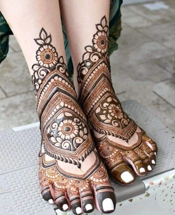 mehndi design on foot