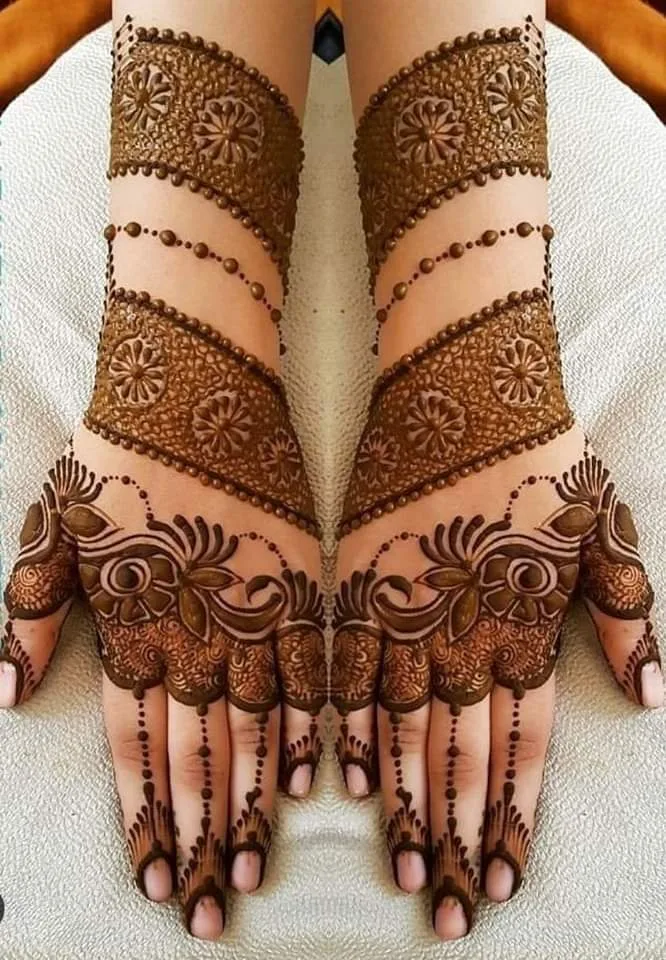 50 Best Backhand Mehndi Design Pictures and Videos 3 same mehndi design on both hand back side