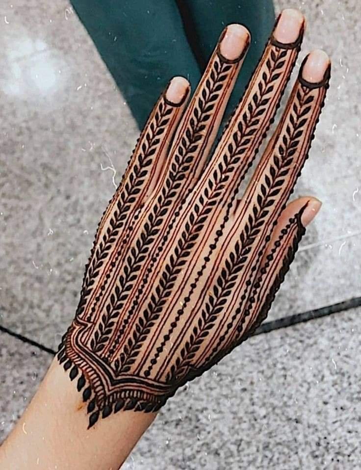 50 Best Backhand Mehndi Design Pictures and Videos 1 strait line mehndi design on hand back side