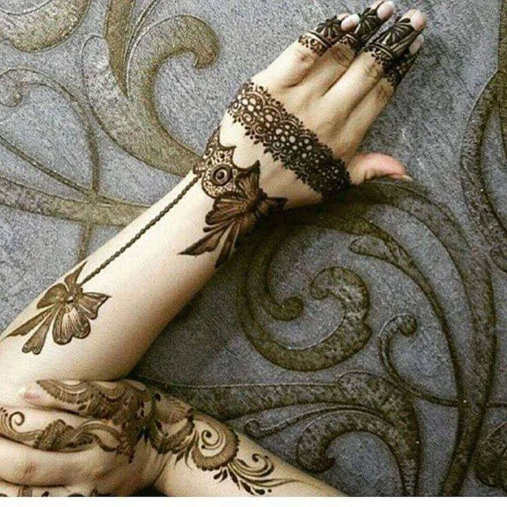 250+ Best Mehndi Designs for Hand Picture and Videos 1 unique sytle of showing off mehndi applied on both back hand sides