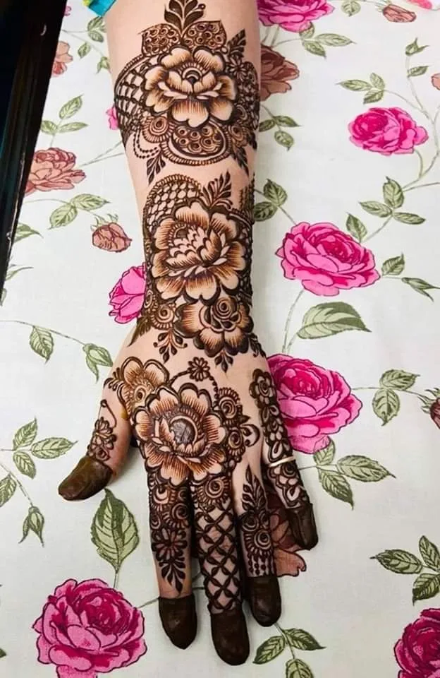 25 Beautiful Mehndi Designs for Front Hand, Back Hand Side & Feet 19 Beautiful Flower Mehndi Design Back Hand Side Pitcture Photo