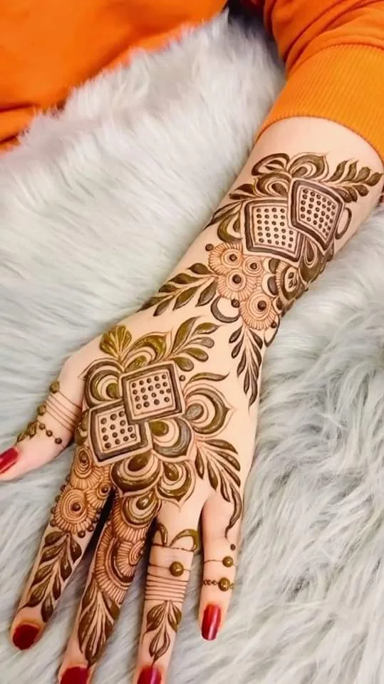 25 Beautiful Mehndi Designs for Front Hand, Back Hand Side & Feet 18 Beautiful Flower Mehndi Design Back Hand Side Pitcture Photo
