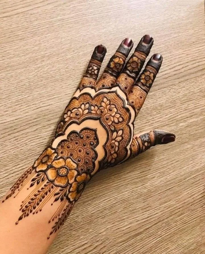 25 Beautiful Mehndi Designs for Front Hand, Back Hand Side & Feet 15 New Best Back Hand Side Cone Mehndi Design Photo