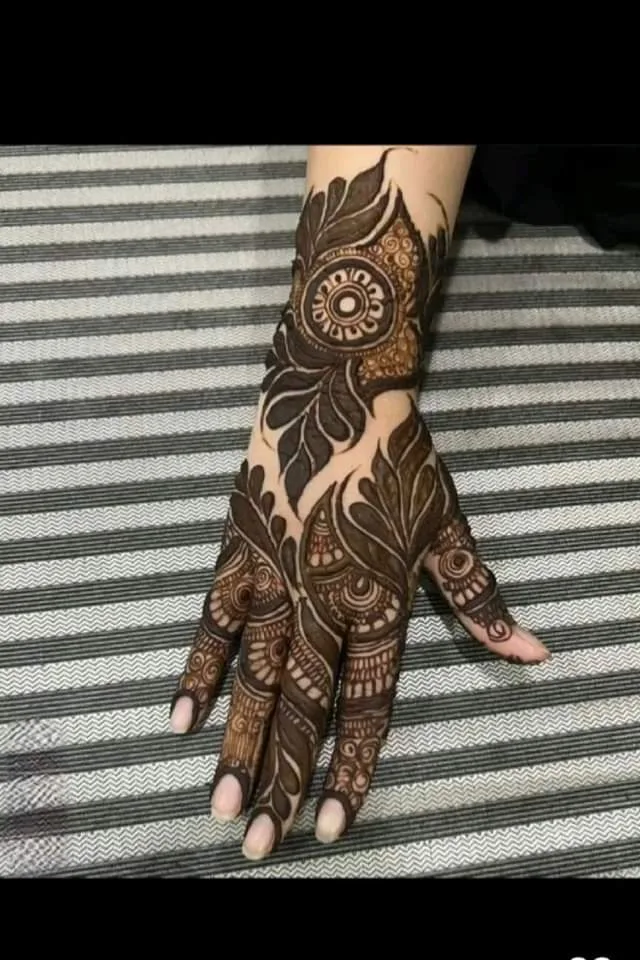 25 Beautiful Mehndi Designs for Front Hand, Back Hand Side & Feet 12 New Style Back Hand Side Mehndi Picture