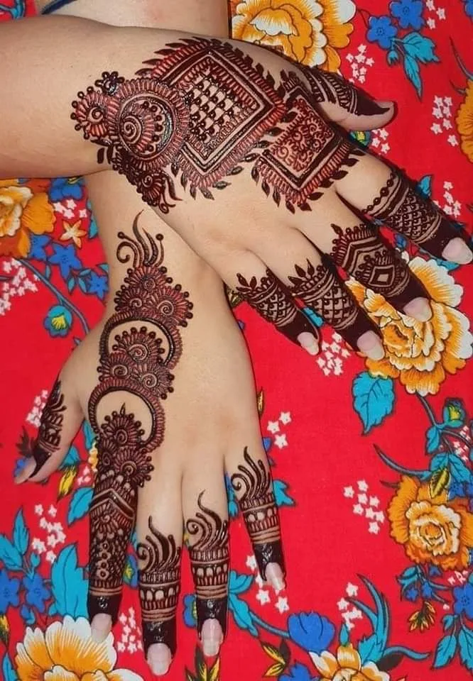 25 Beautiful Mehndi Designs for Front Hand, Back Hand Side & Feet 4 Mehndi Designs ()