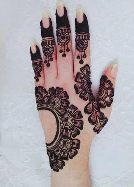 25 Beautiful Mehndi Designs for Front Hand, Back Hand Side & Feet 39 back side circle design