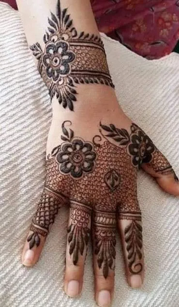 25 Beautiful Mehndi Designs for Front Hand, Back Hand Side & Feet 28 back side netting mehndi design