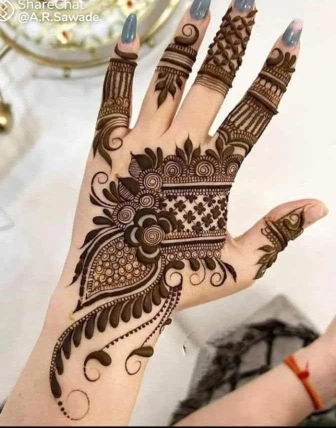 25 Beautiful Mehndi Designs for Front Hand, Back Hand Side & Feet 27 beautiful back hand side design of mehndi