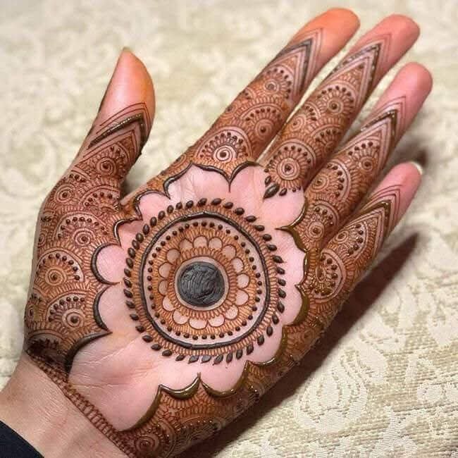 gol tikki on palm and finger mehndi design